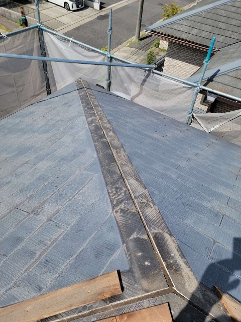棟板金と貫板を撤去した状態のスレート屋根