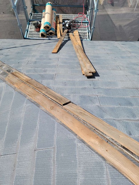 屋根カバー工法メンテナンスの棟板金を撤去した状況