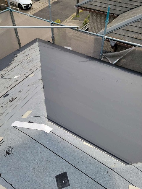 カバー工法でガルバリウム鋼板屋根を軒先から施工