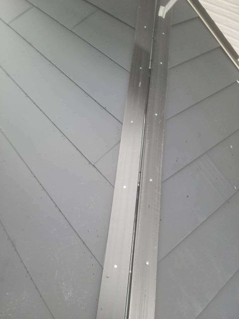 ガルバリウム鋼板屋根の上に棟板金下地の樹脂製貫板を施工した状況