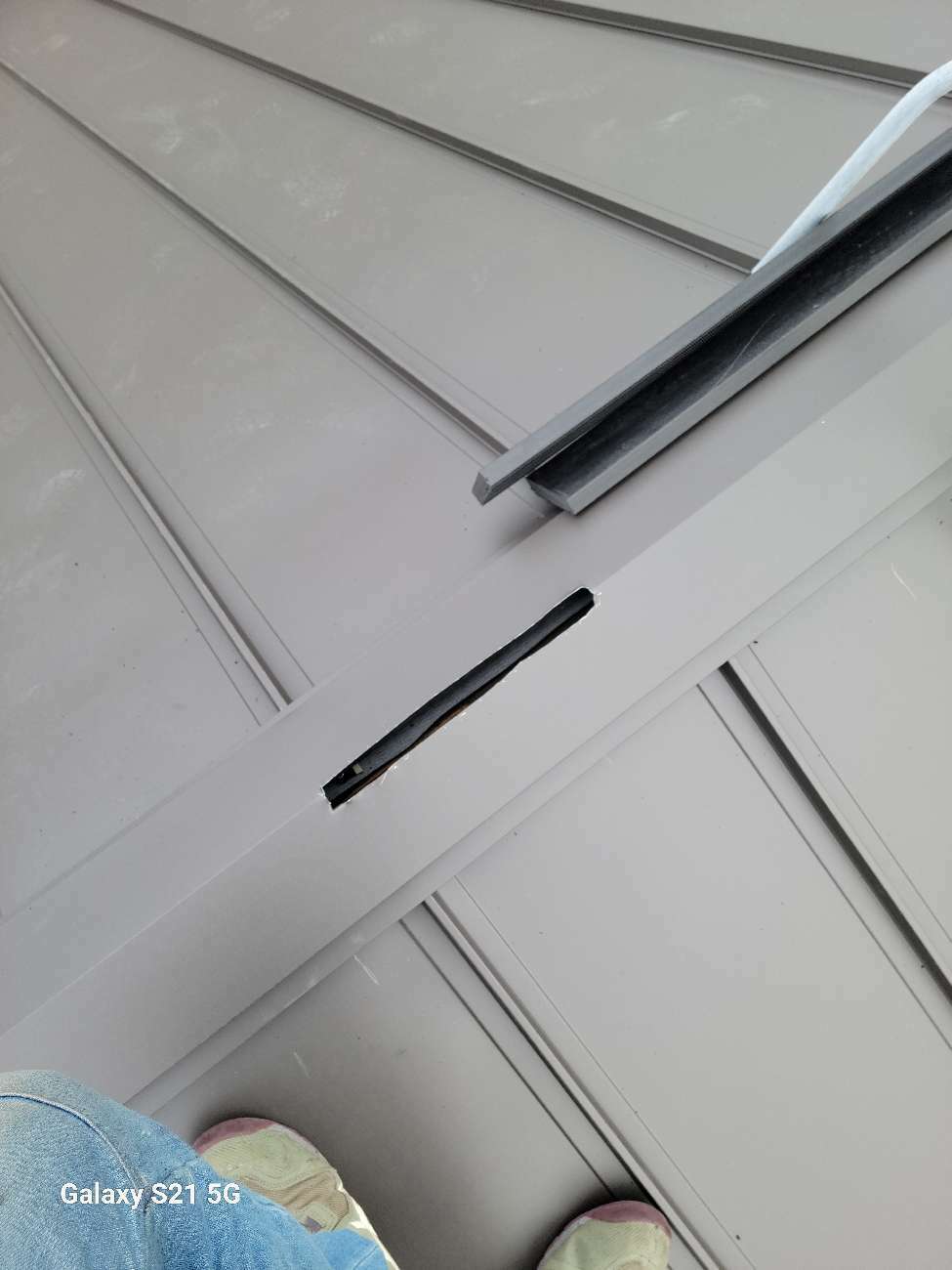 空気を排出する穴