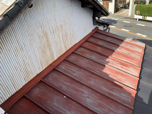定期点検時の瓦棒葺き屋根と波板外壁の劣化状況