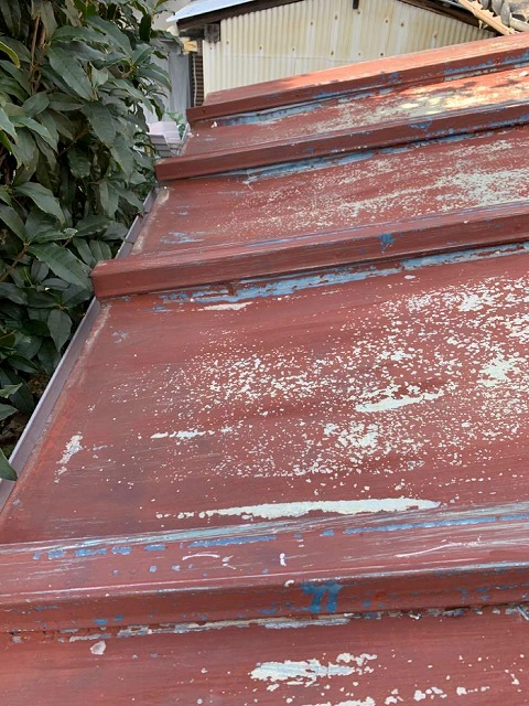 瓦棒葺きトタン屋根の表面塗装の剥がれ