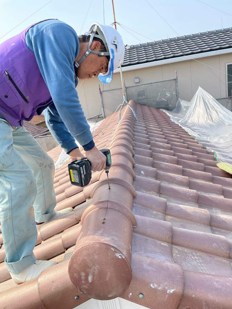 漆喰に棟瓦を固定