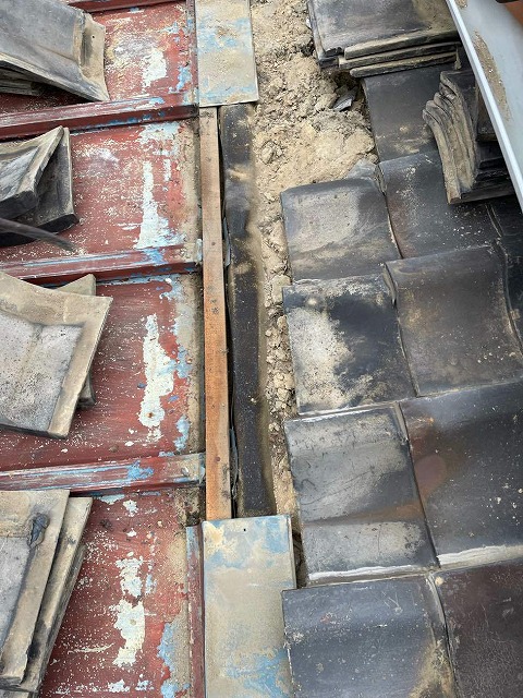 瓦棒葺き屋根を撤去するために取り合い部の瓦をめくった状況