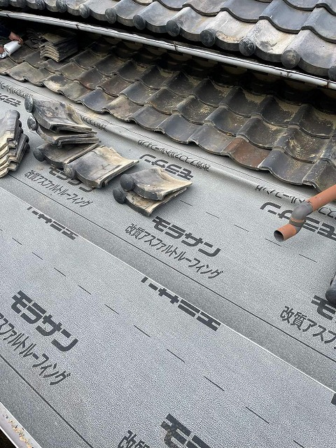 屋根葺き替え工事の防水シート貼り