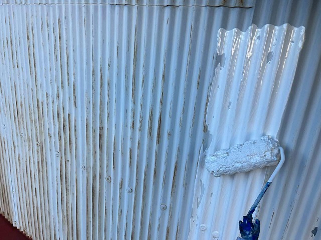 トタン波板外壁にローラーで下塗り施工
