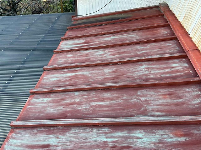 劣化した瓦棒葺き屋根塗装工事のケレンを施した状態