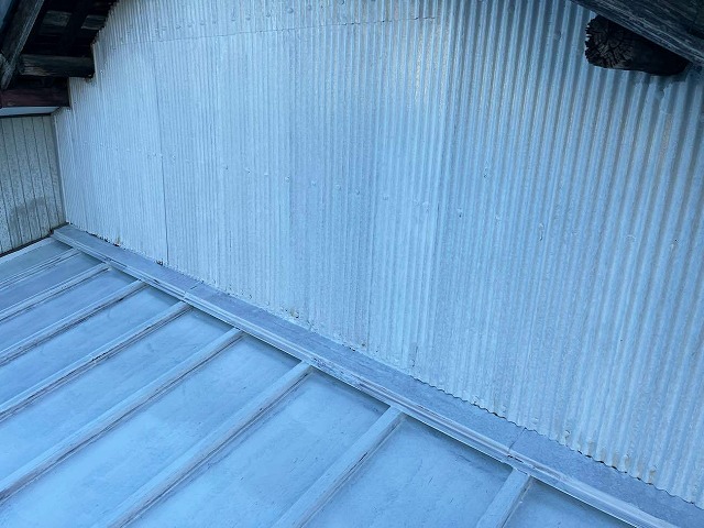 名古屋市南区で鉄部塗装、サビや剥がれのある屋根や外壁で行ったケレンと下塗り