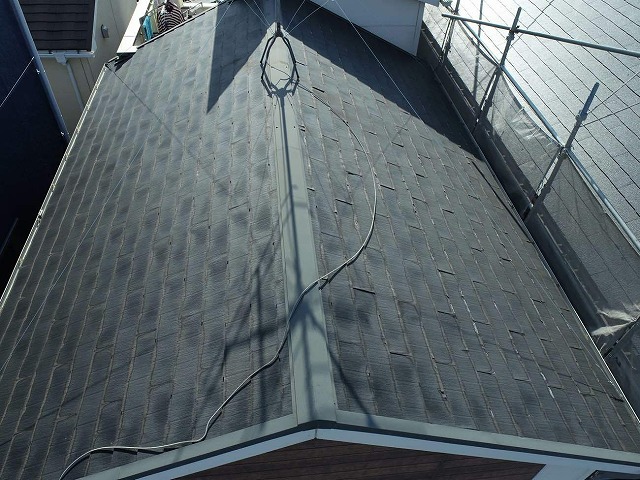 名古屋市南区でパミール屋根をカバー工法でメンテナンス、棟板金取り外しと防水シート貼り