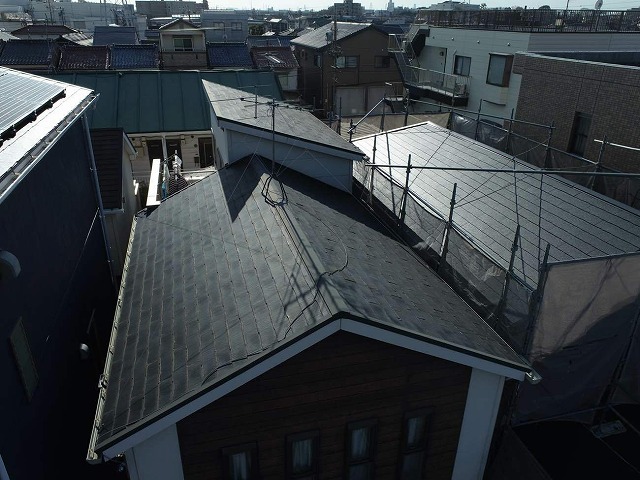 名古屋市南区でパミール屋根の現場調査、表層が剥がれ塗装不可と診断