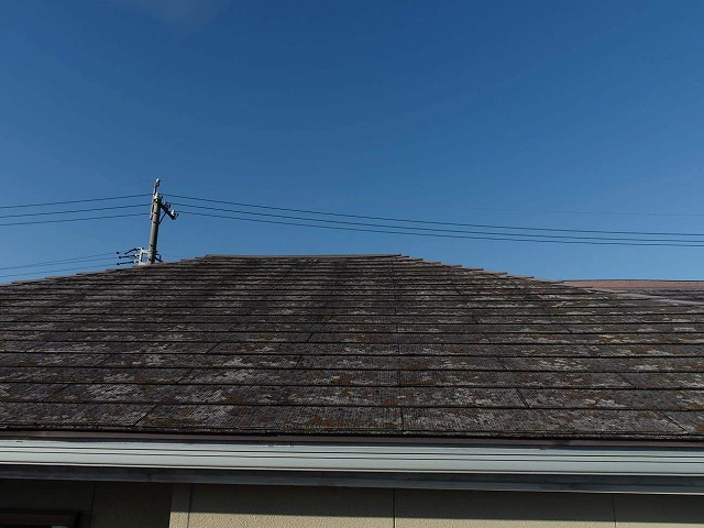 激しく劣化した住宅屋根のスレート屋根