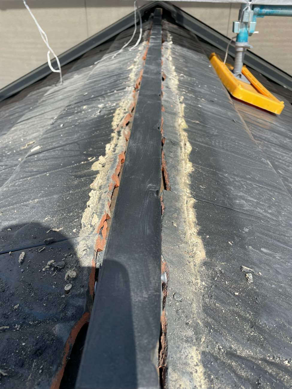 樹脂製の垂木をビスで固定