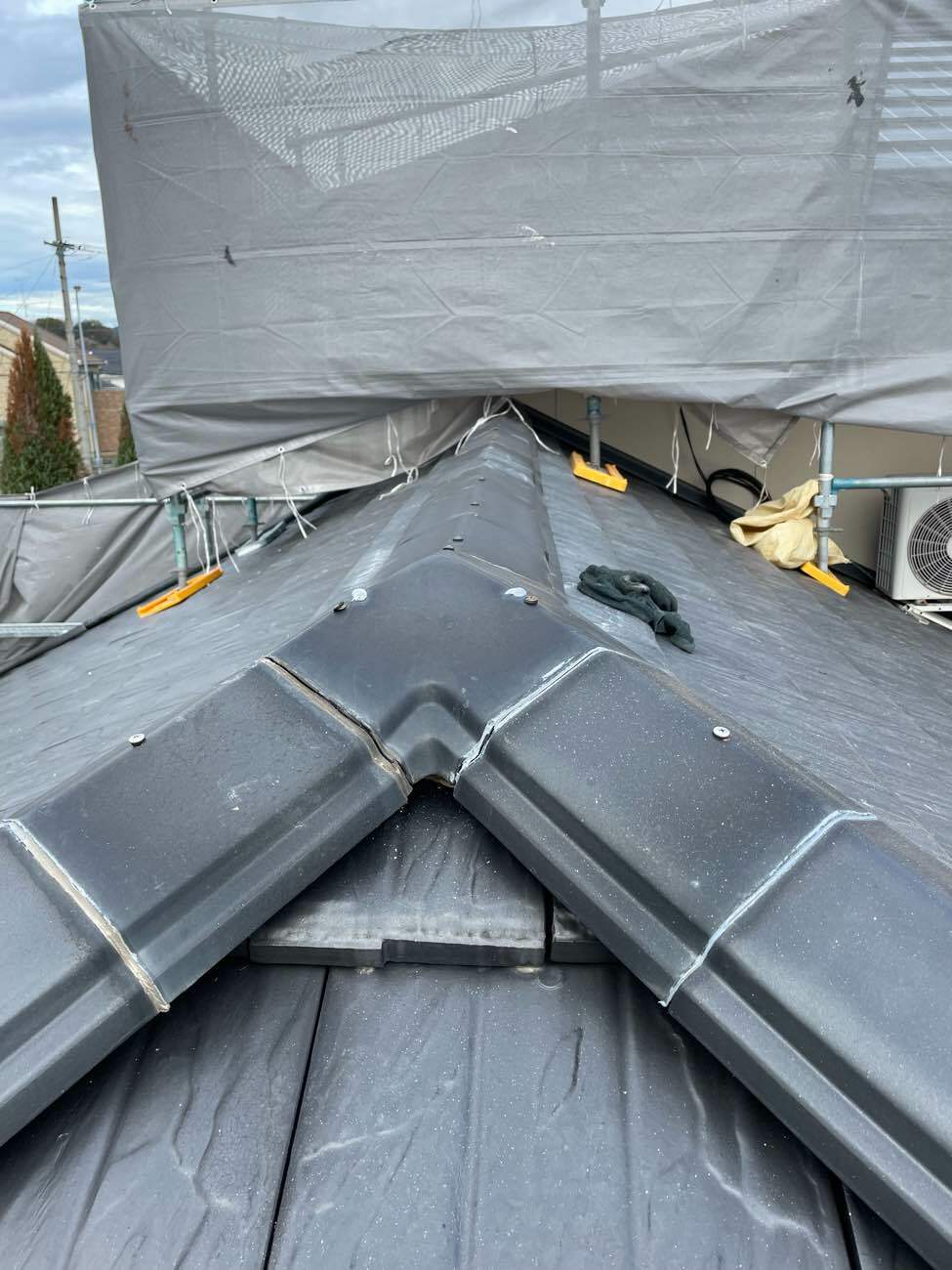 パッキン付きのビスで三角冠瓦を固定