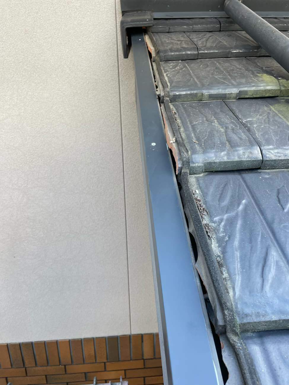 樹脂製の垂木をビスで固定