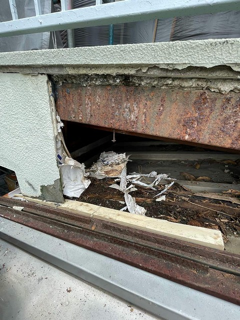 外壁材を撤去したら鉄部のサビが見られる状況