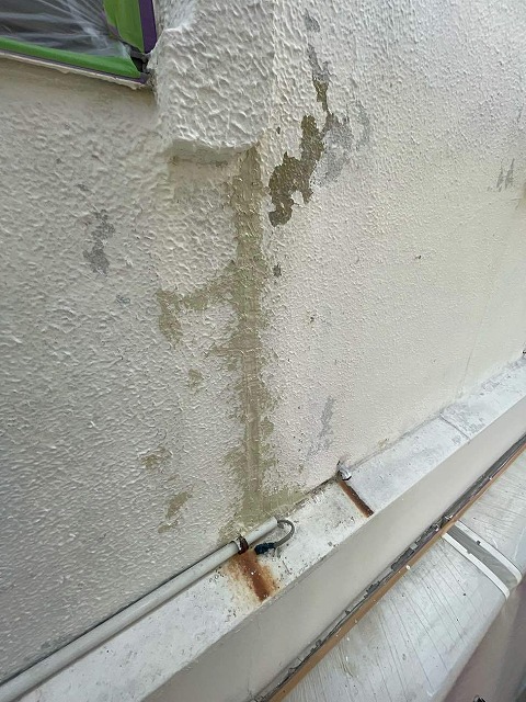 外壁の塗膜剥がれ部分をコーキングで補修