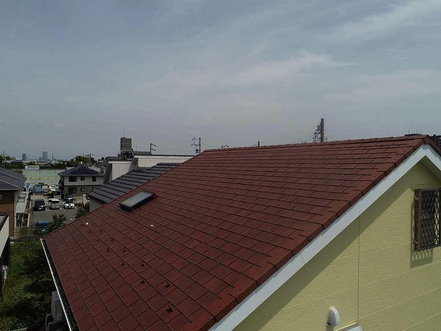 ノンアスベストのスレート瓦で仕上げた住宅の屋根