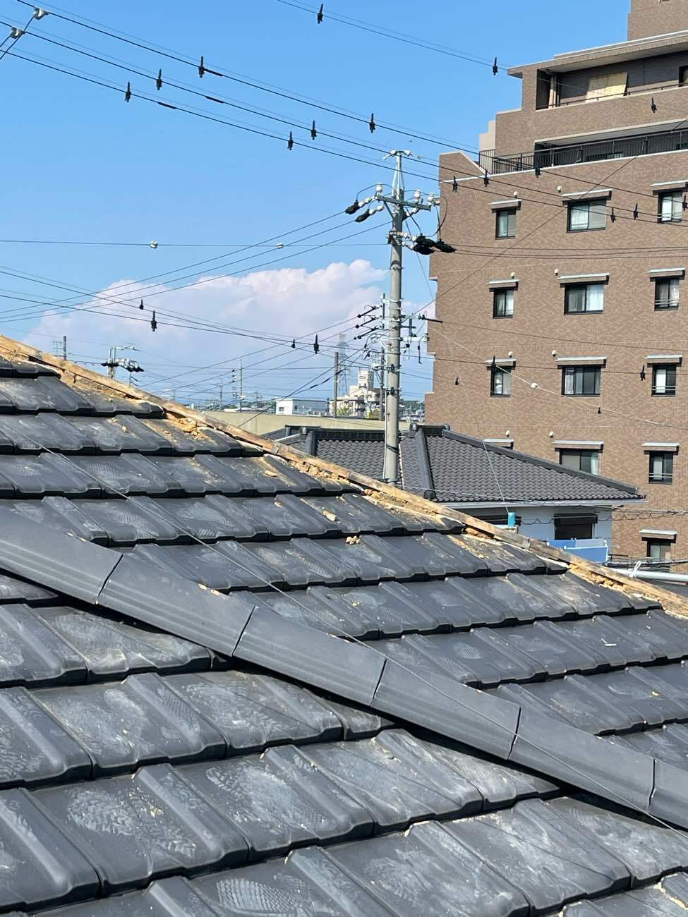 棟瓦を取り外した下地の状況