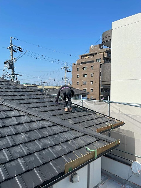 棟瓦取り直し工事で樹脂製垂木を設置する屋根職人