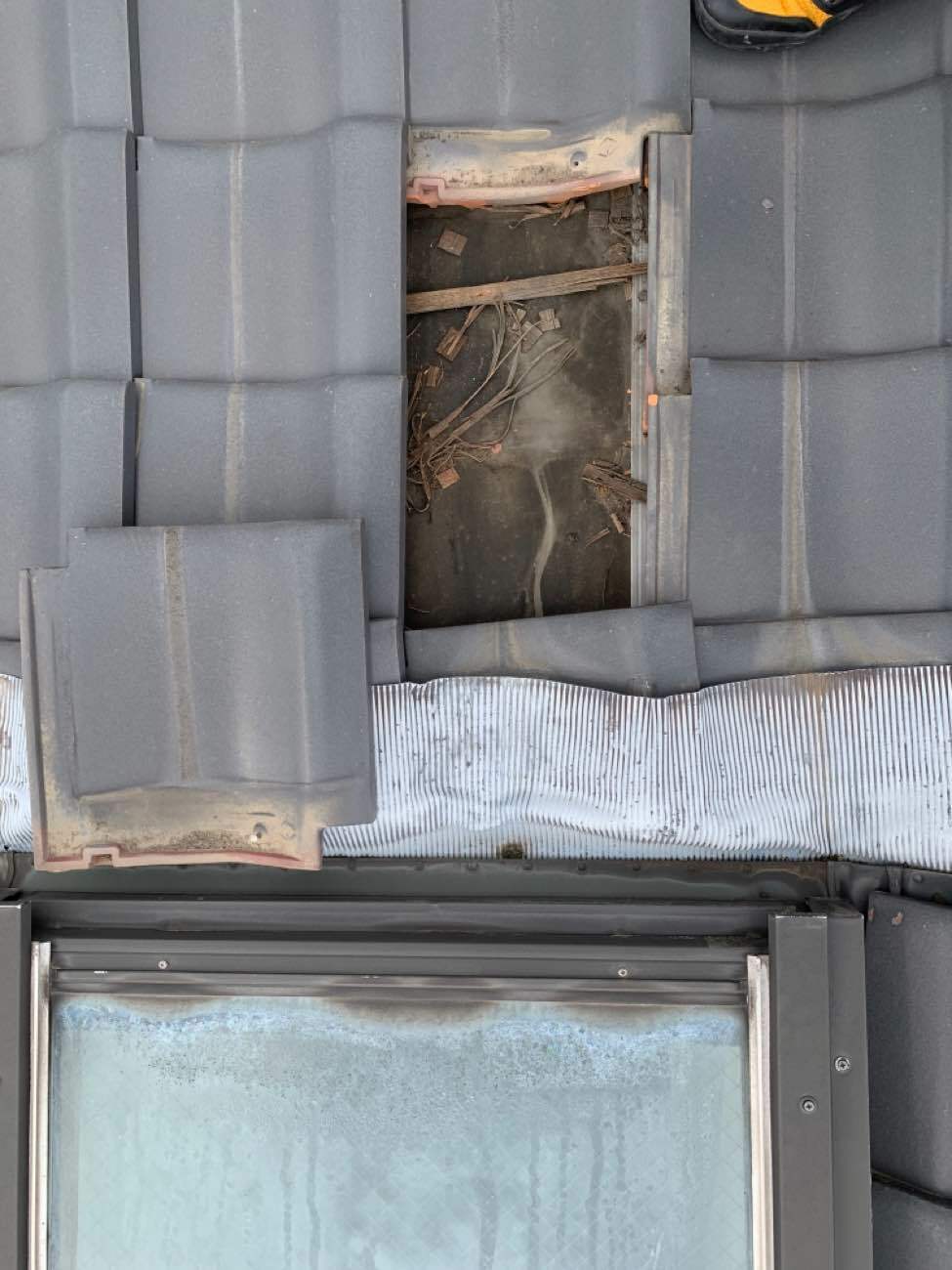 瓦の一部を撤去