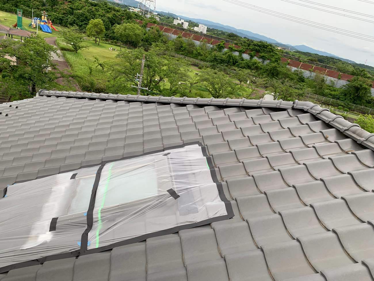 天窓をビニールシートで応急処置