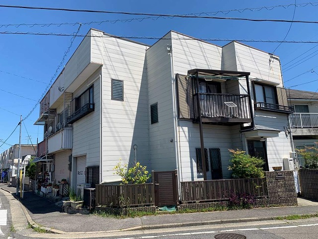 名古屋市天白区で屋根笠木板金の落下で現場調査、20年前のカバー工事の問題点を確認