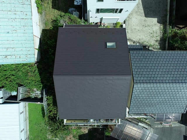 屋根カバー工法の仕上がりをドローンで上空から撮影