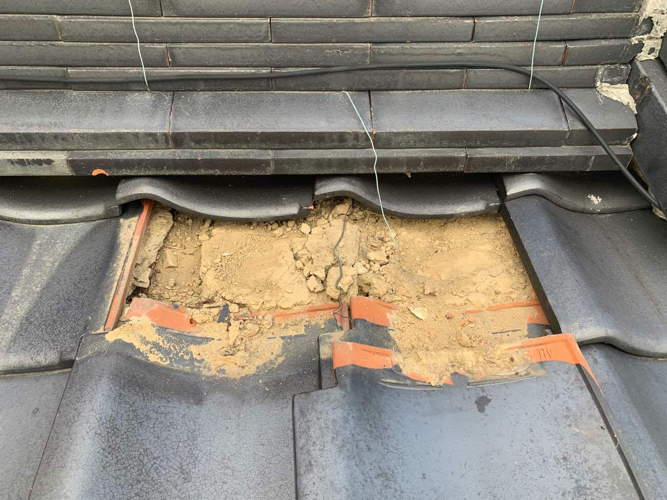 葺き土の崩れを確認