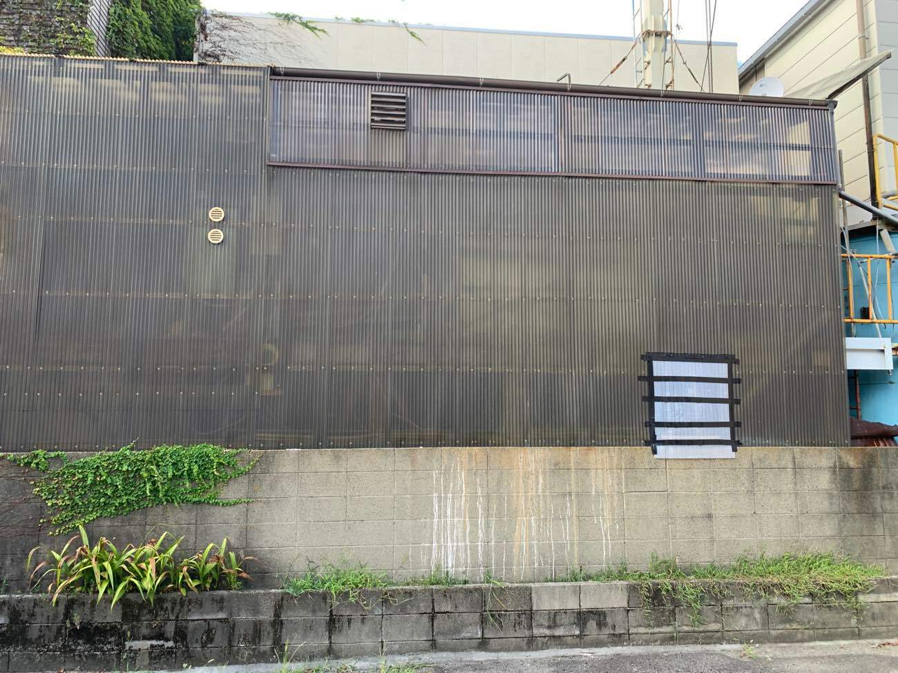 応急処置を施した外壁