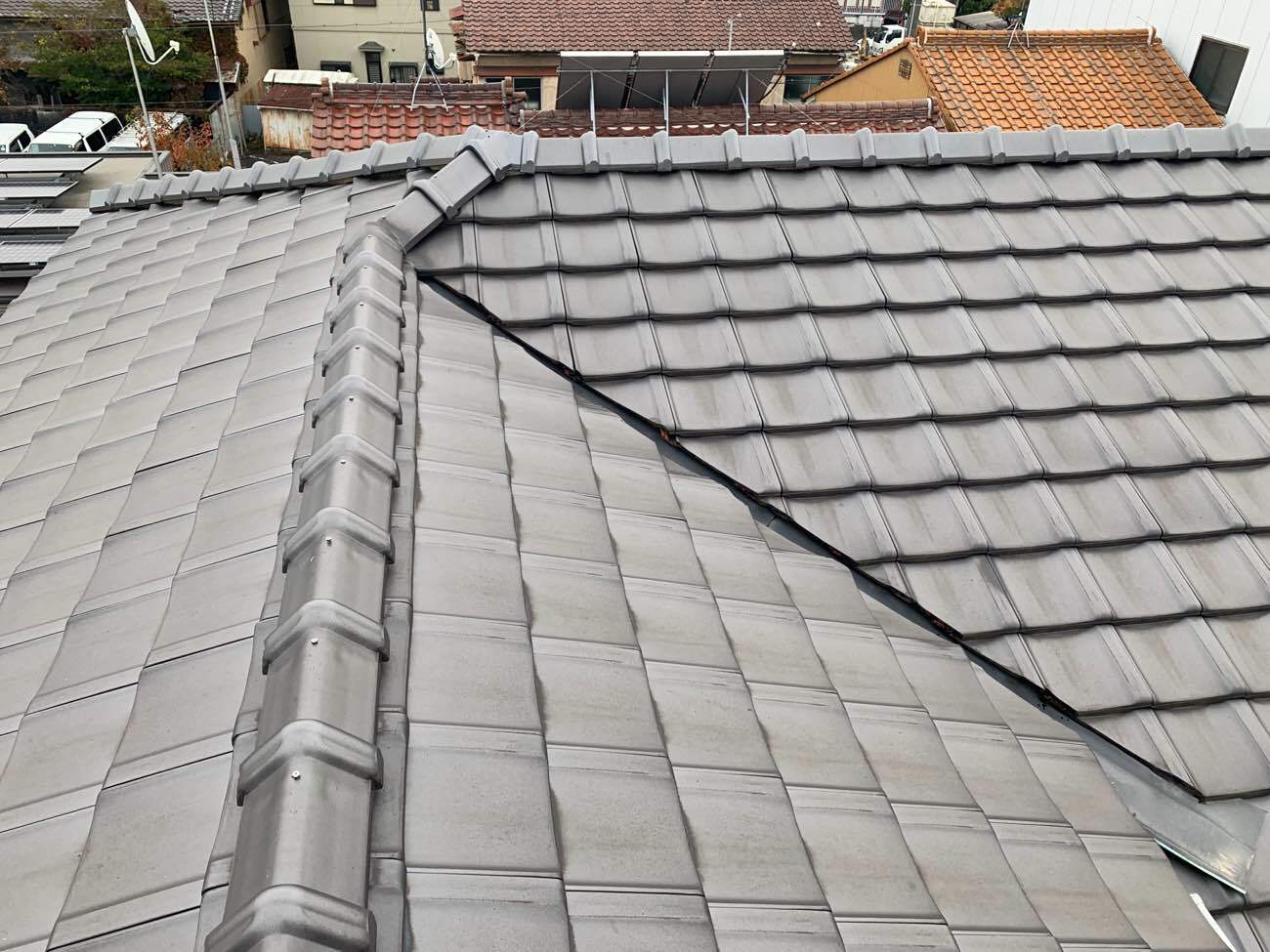 屋根に設置されている三角棟瓦