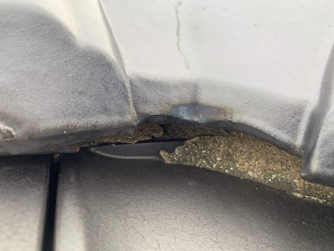 三角棟瓦の漆喰に生じた割れや剥がれ