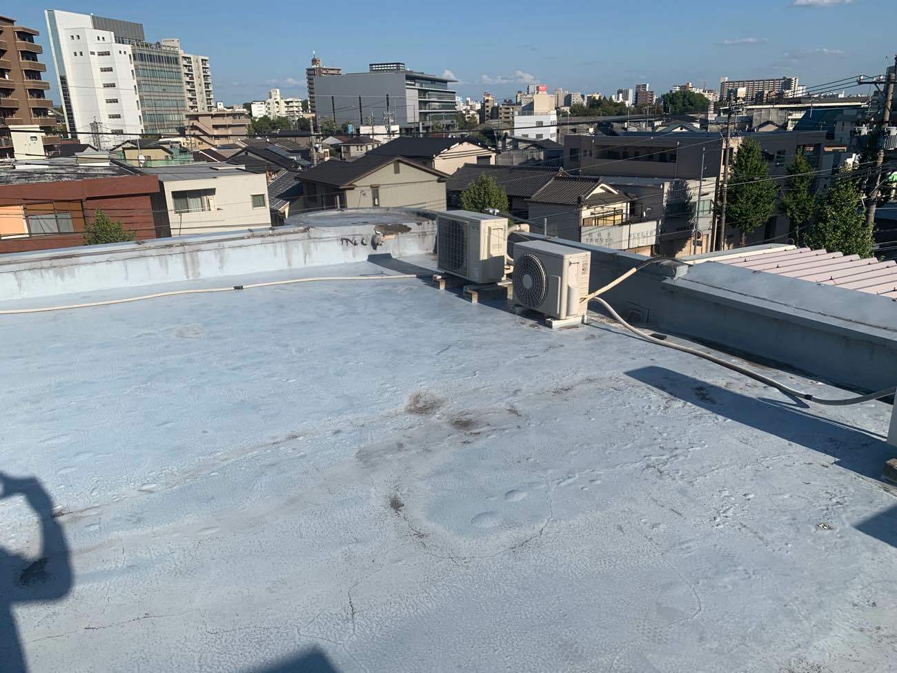 防水工事前の施設建物の屋上
