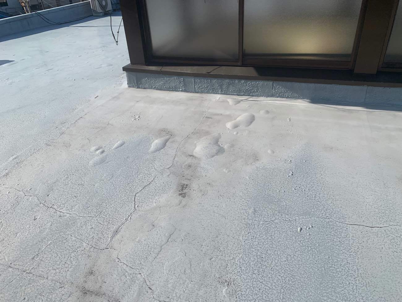 屋上防水の膨れやひび割れ