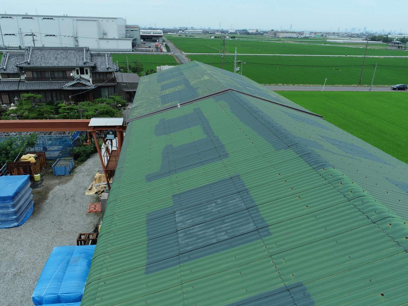 屋根カバー工法前の海部郡飛島村の工場建物