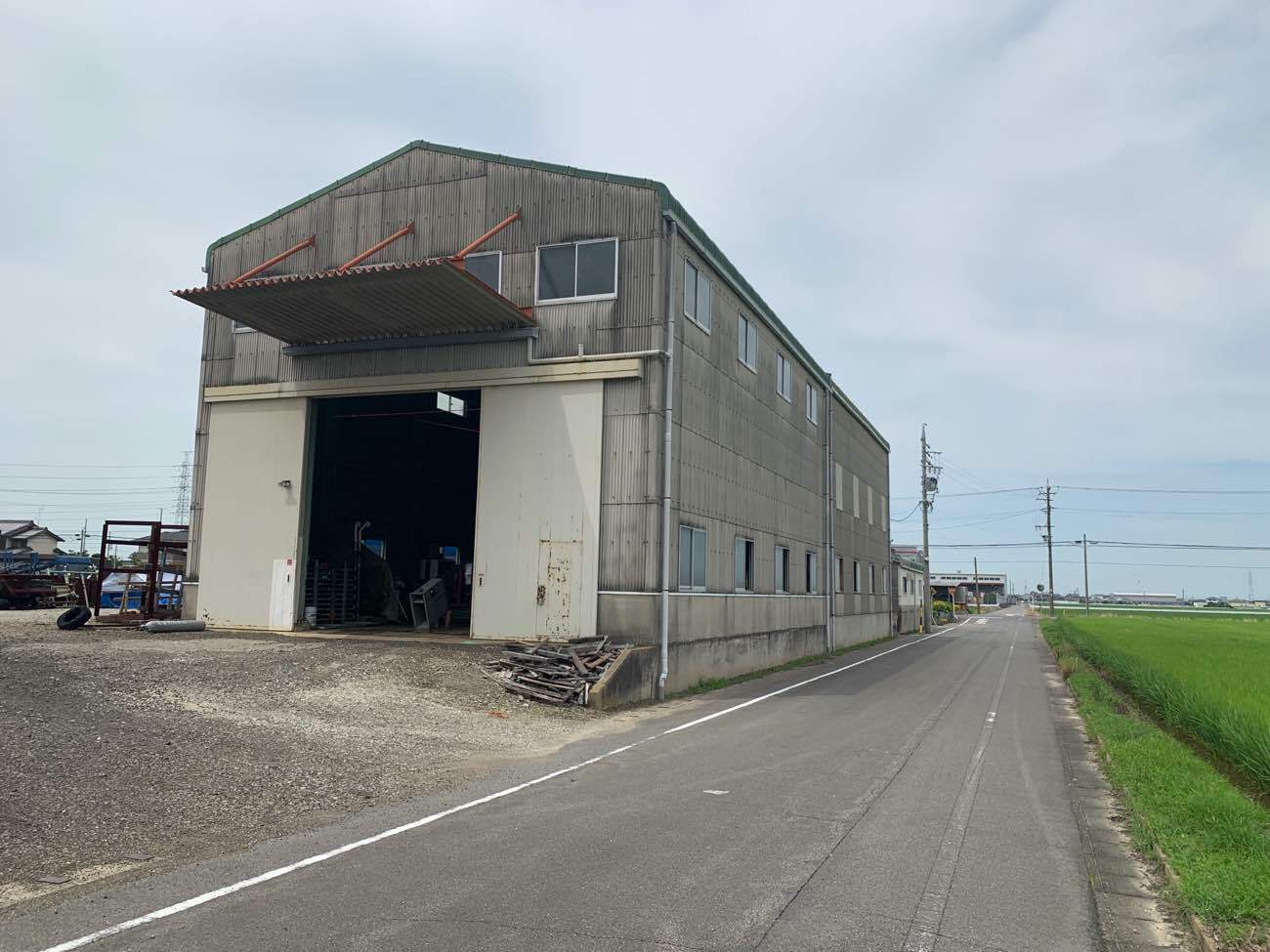 外壁塗装前の工場建物外観