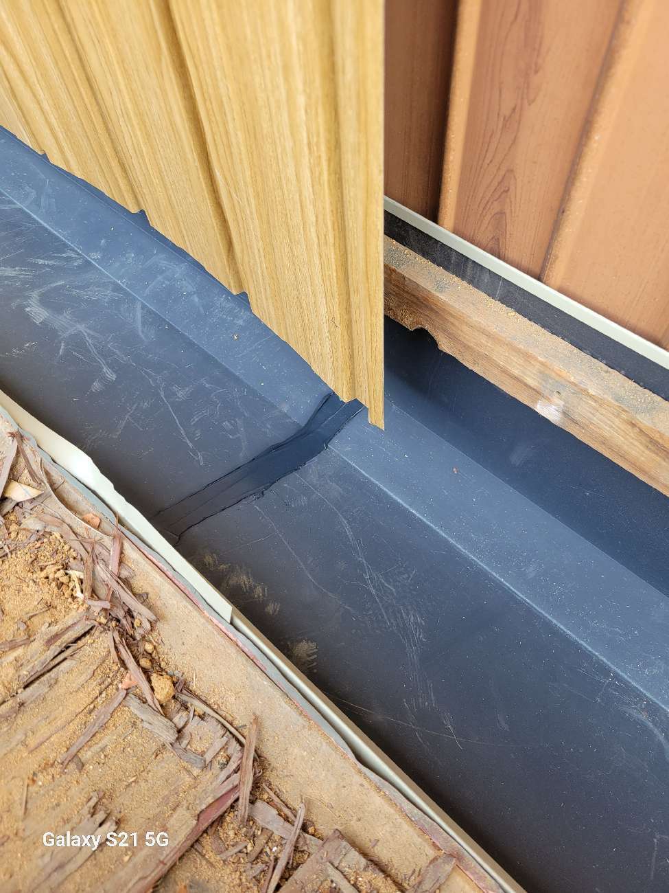 新規の谷板金を設置