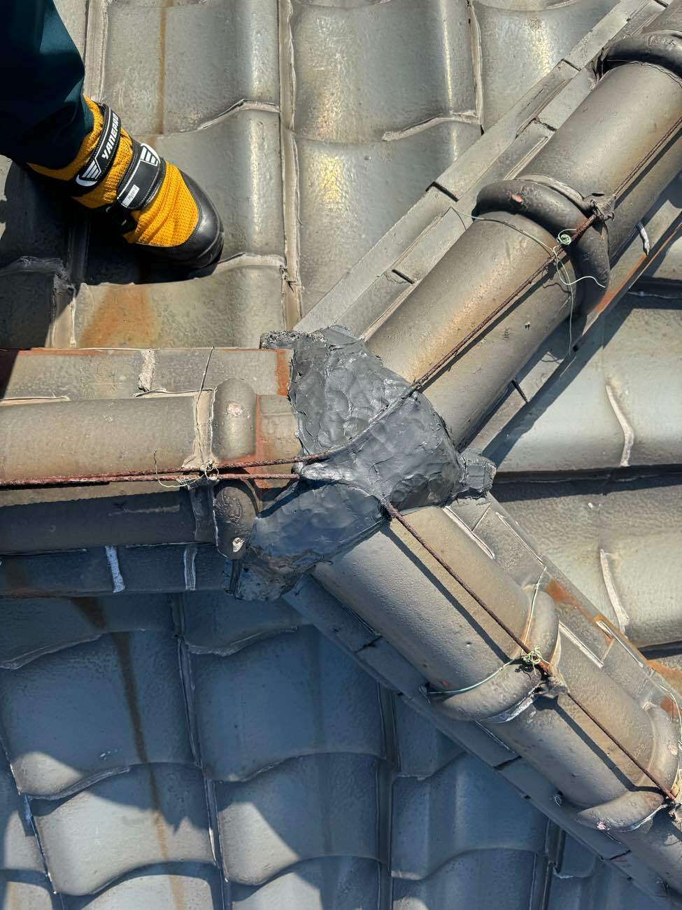 屋根用コーキングを用いた棟部の補修