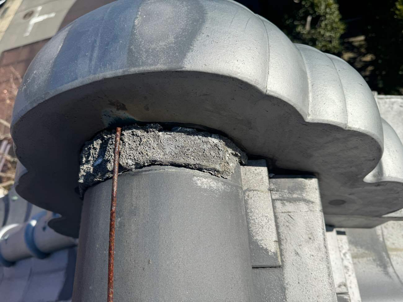 剥がれ落ちた鬼瓦の漆喰