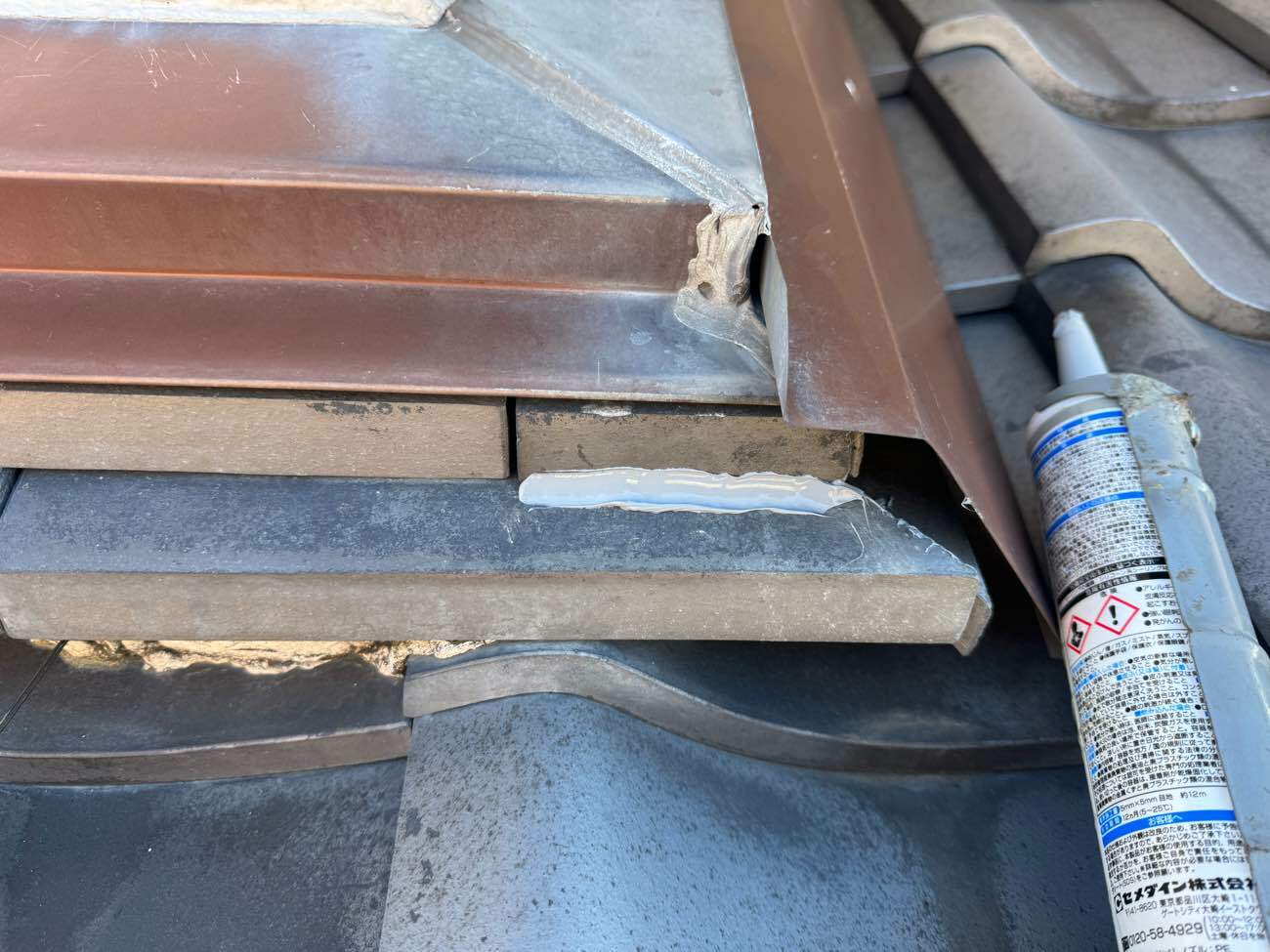 抜け落ちたのし瓦をコーキングで接着