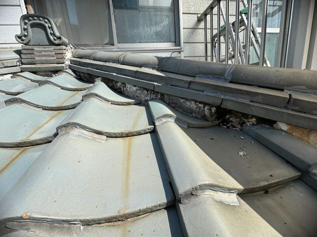 下屋根部の棟瓦に詰めている漆喰