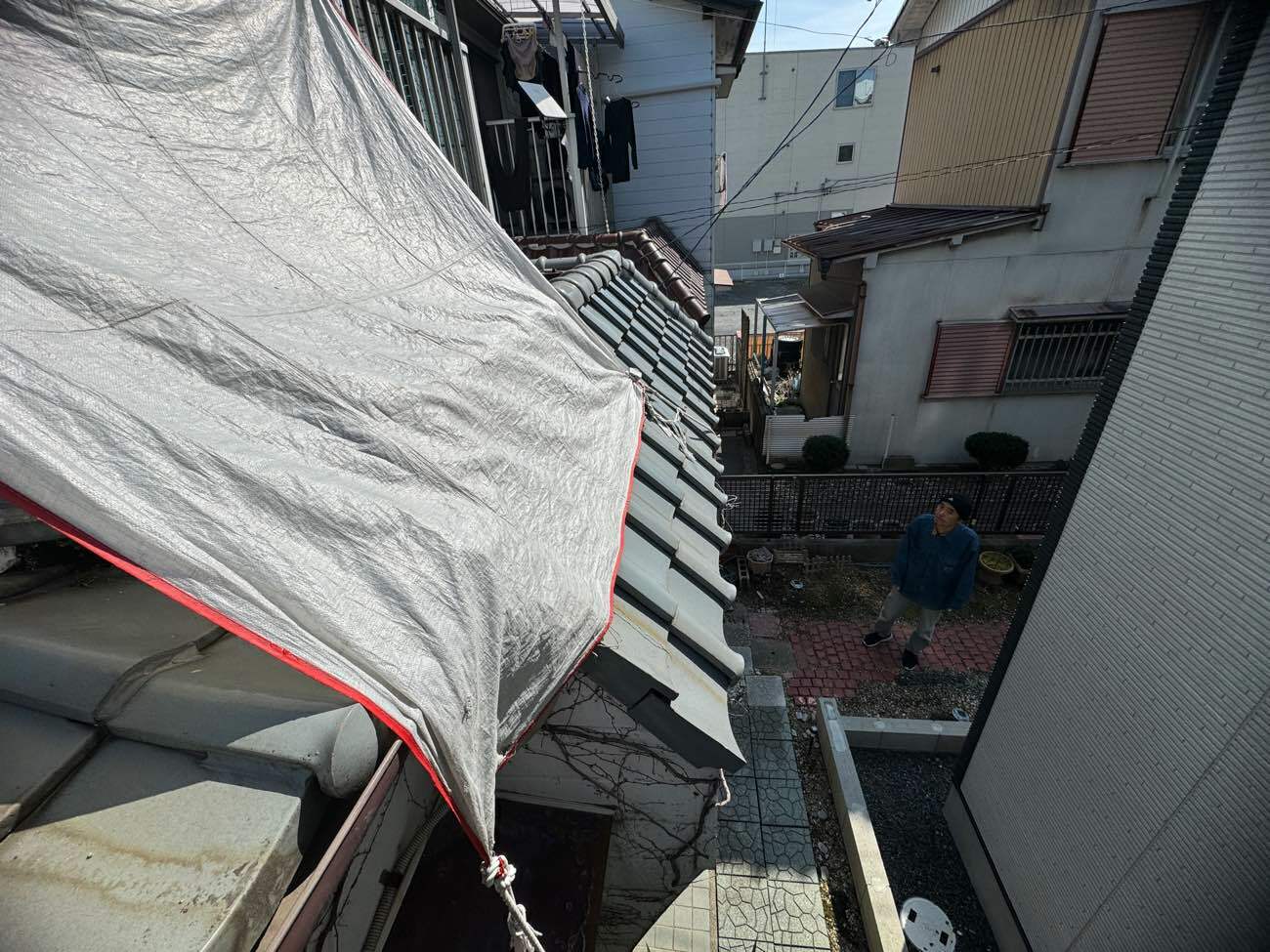 一時的な処置が施されている下屋根の様子