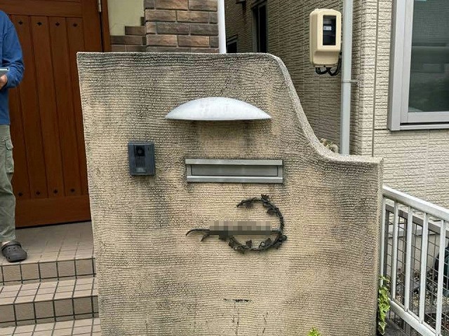 色褪せた門柱