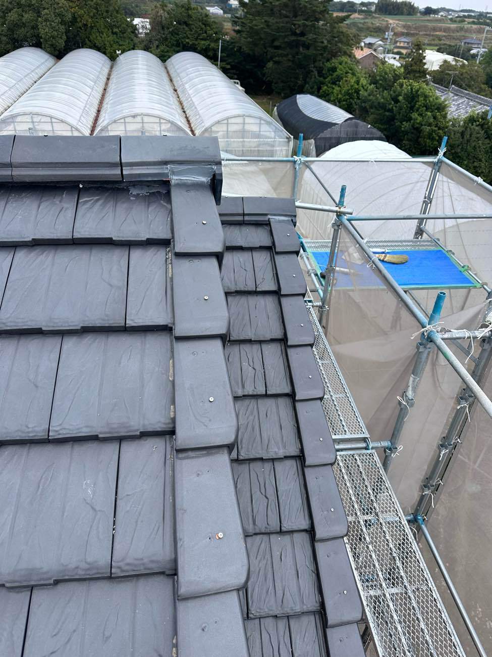屋根漆喰補修工事を行った後の豊橋市の住宅