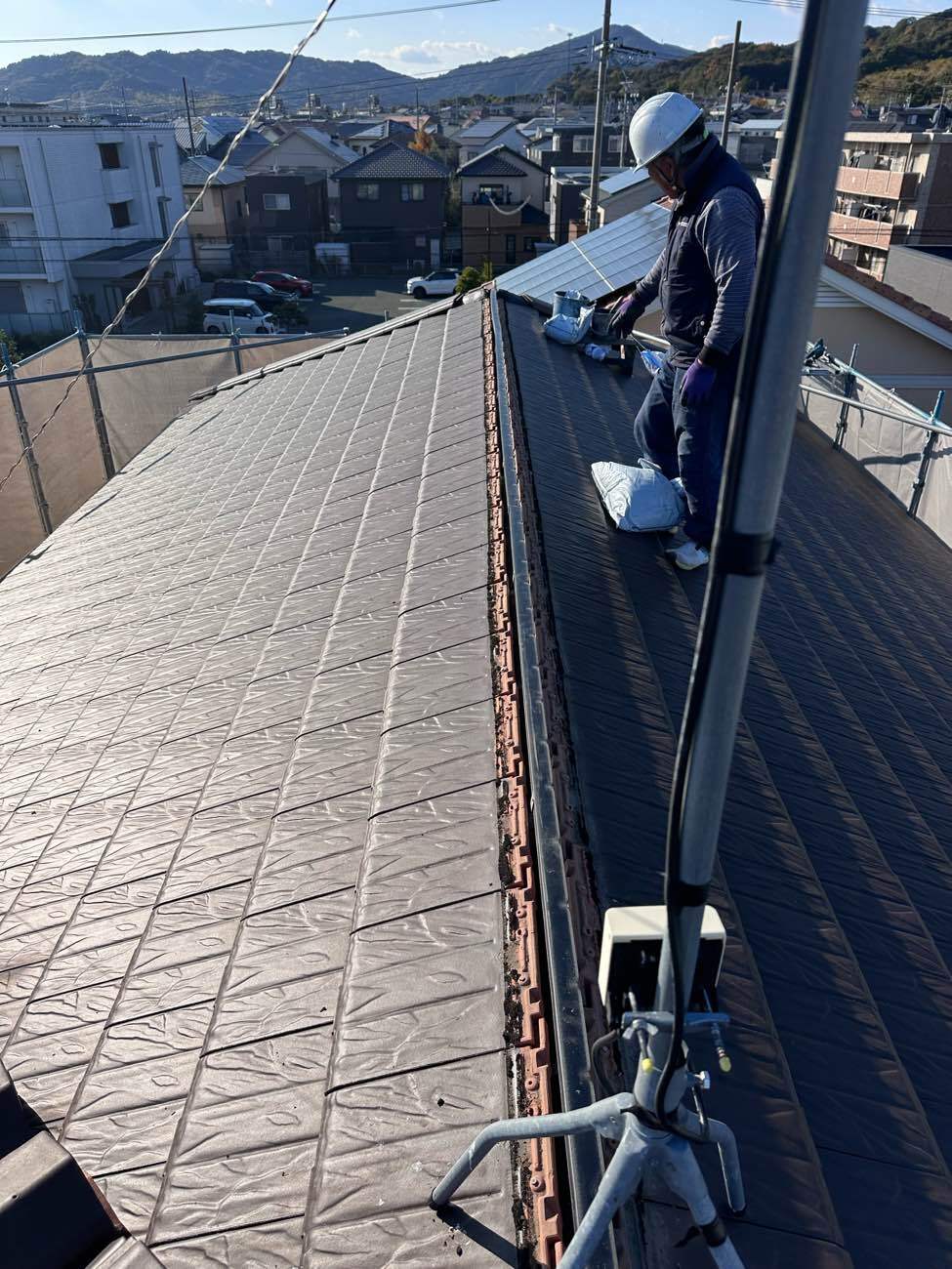 大棟に樹脂製垂木を取り付けた様子