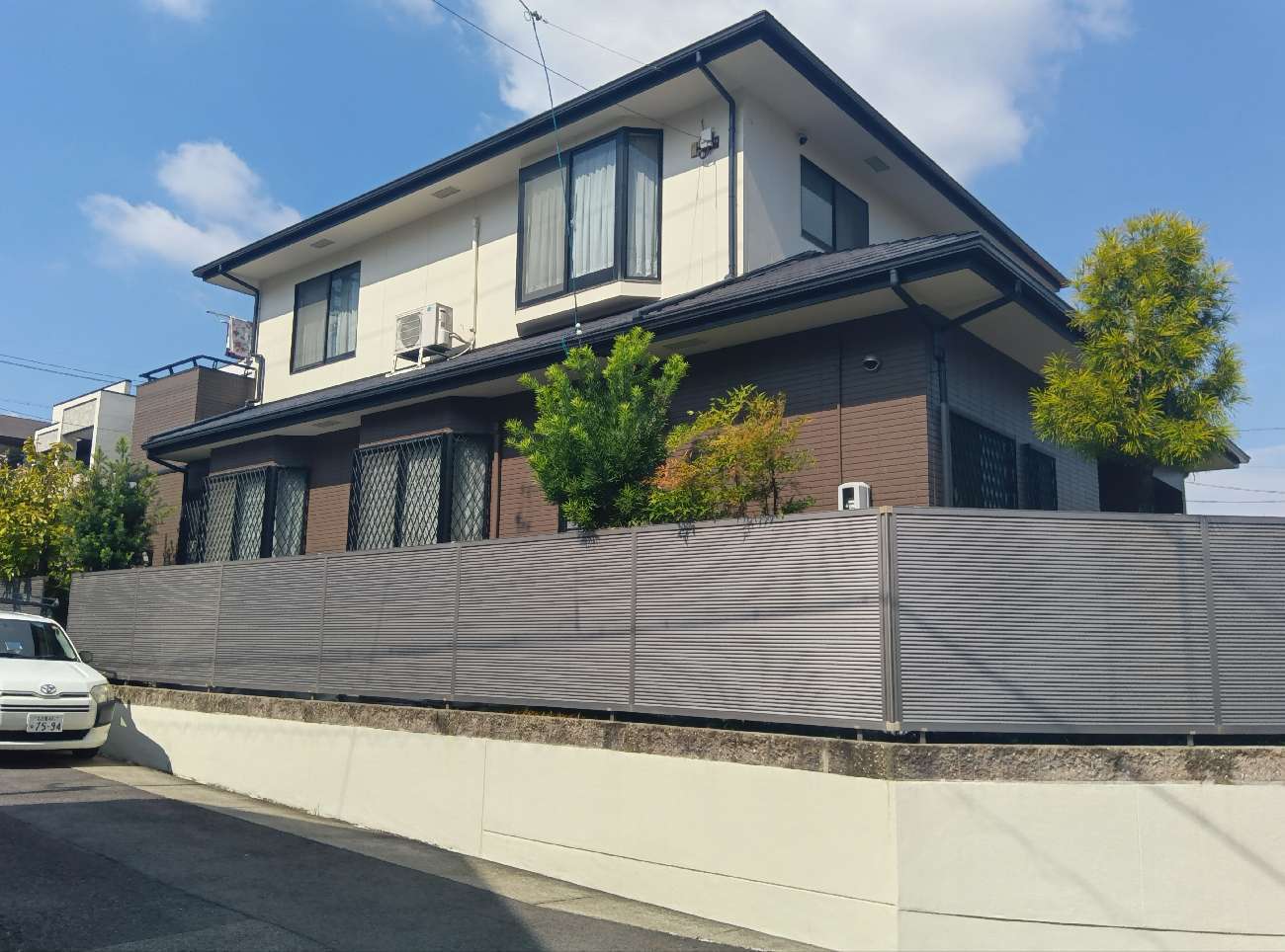 金属サイディングによるカバー工事を行う住宅