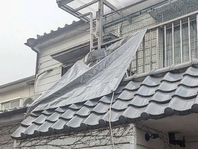 経年劣化による雨漏りが発生している住宅の下屋根部分