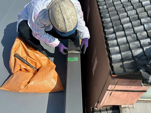 陸屋根の屋上で実施したウレタン塗膜防水工事後の笠木の復旧