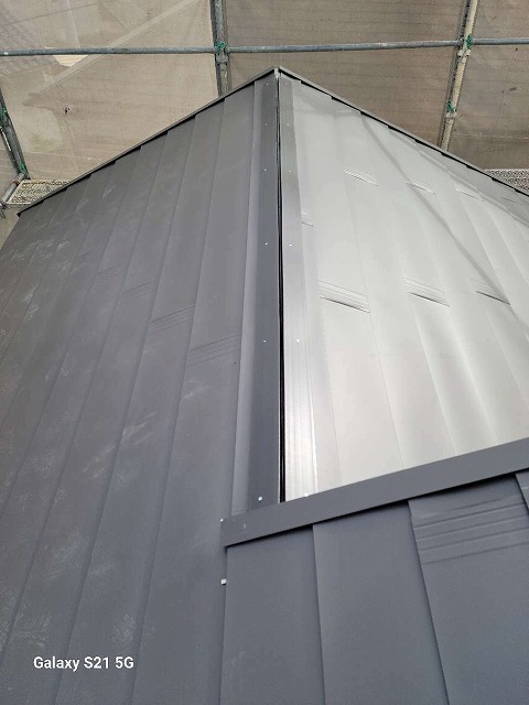 ガルバリウム鋼板屋根を用いた屋根カバー工法で樹脂製貫板を採用