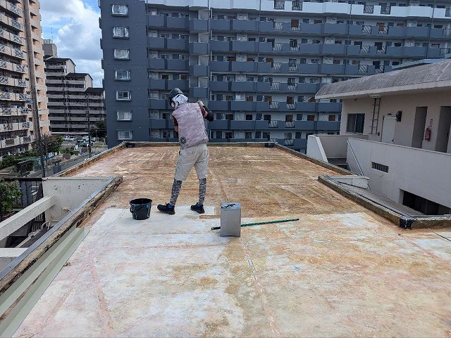 施設建物の屋上防水メンテナンスでローラーを使ったプライマーの塗布